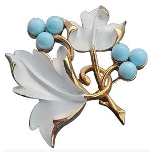 1967 Sarah Coventry White Enamel Blue Beaded Grapevine Brooch EUC 1 7/8×1 7/8"
